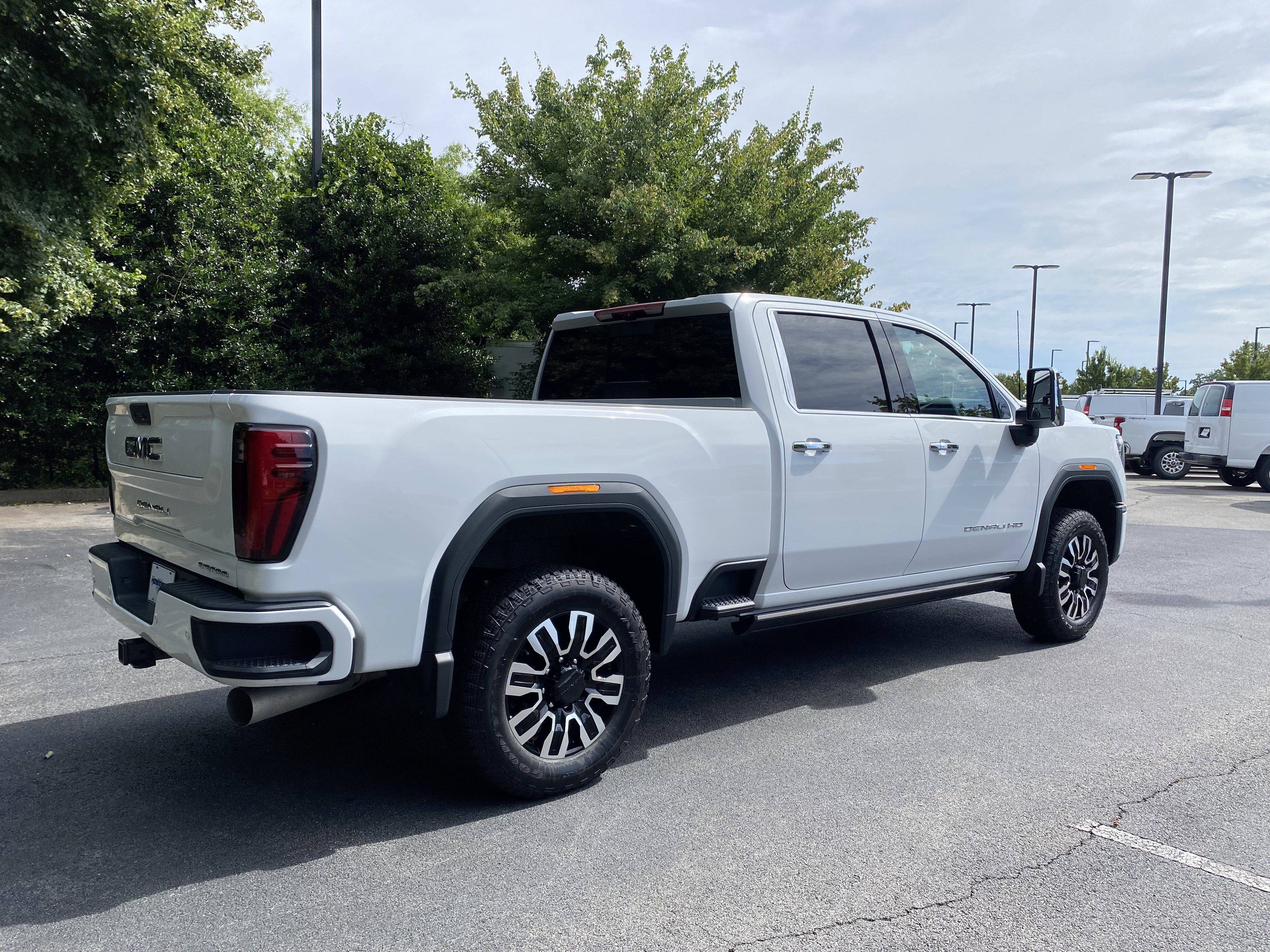Used 2026 GMC Sierra 2500 Denali Ultimate AWD/4WD image 9