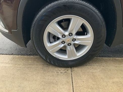 Used 2022 Chevrolet Trax LT w/ LT Convenience Package image 10