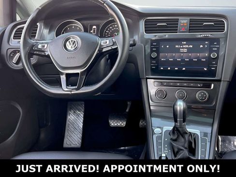 Used 2018 Volkswagen Golf SE image 12
