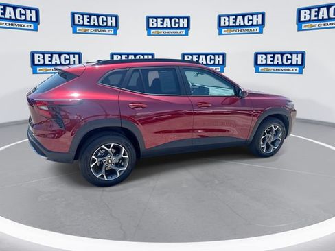 Used 2025 Chevrolet Trax LT w/ LT Convenience Package FWD image 8