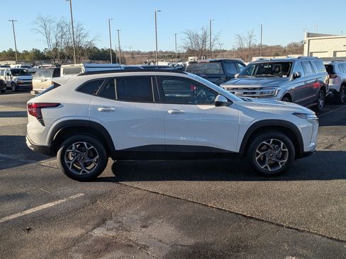 Used 2025 Chevrolet Trax LT w/ LT Convenience Package image 10