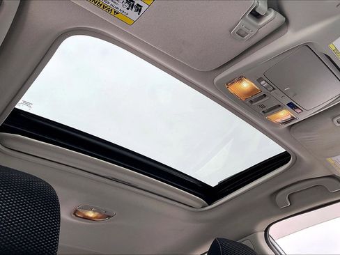 Used 2017 Subaru Outback 2.5i Premium image 12