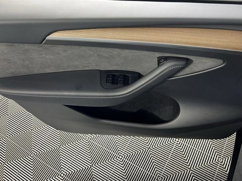 Used 2025 Tesla Model Y Long Range image 27