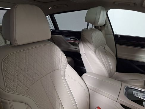 Used 2022 BMW 740i w/ Premium Package RWD image 29