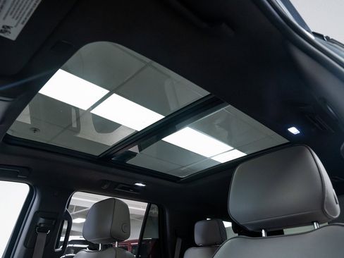 Used 2021 GMC Yukon SLT w/ SLT Premium Package image 16