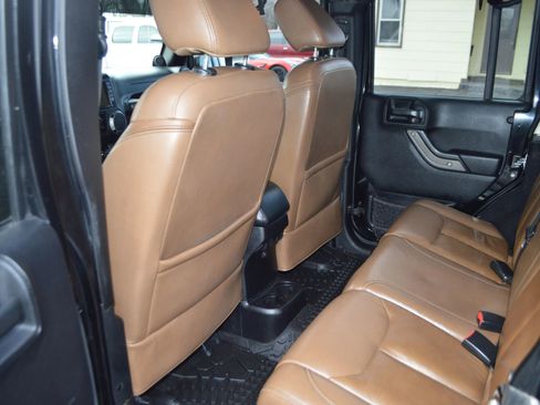 Used 2013 Jeep Wrangler Unlimited Sahara image 18
