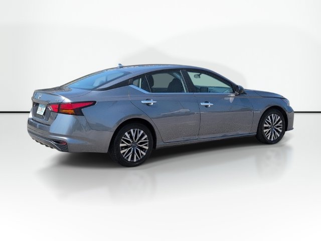 Used 2024 Nissan Altima 2.5 SV FWD image 8