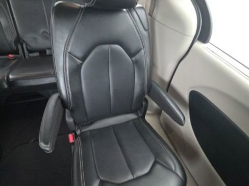 Used 2024 Chrysler Pacifica Touring-L FWD image 24