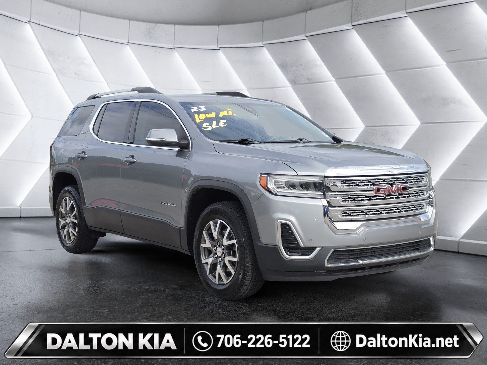 Used 2023 GMC Acadia SLE w/ Driver Convenience Package FWD image 1