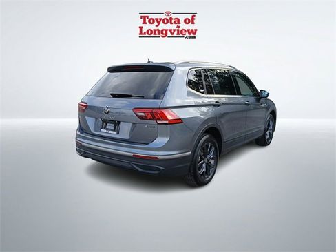Used 2024 Volkswagen Tiguan SE w/ Panoramic Sunroof Package image 7