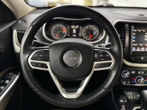 Used 2017 Jeep Cherokee Latitude w/ Comfort/Convenience Group AWD/4WD image 20