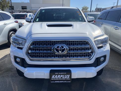 Used 2017 Toyota Tacoma TRD Sport w/ Tow Package RWD image 3