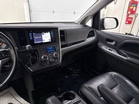Used 2017 Toyota Sienna SE Premium image 15