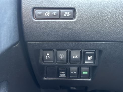 Used 2020 Nissan Rogue SV image 25