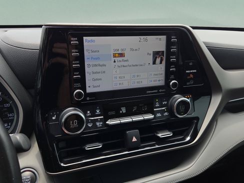 Used 2020 Toyota Highlander XLE AWD/4WD image 21