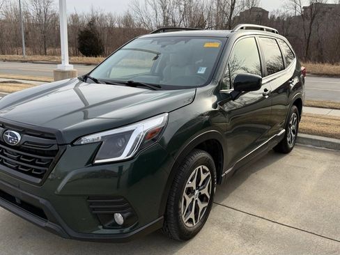 Used 2023 Subaru Forester Premium image 2