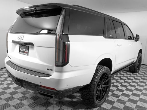 Used 2025 Cadillac Escalade ESV Sport w/ LPO, ONYX Package AWD/4WD image 5