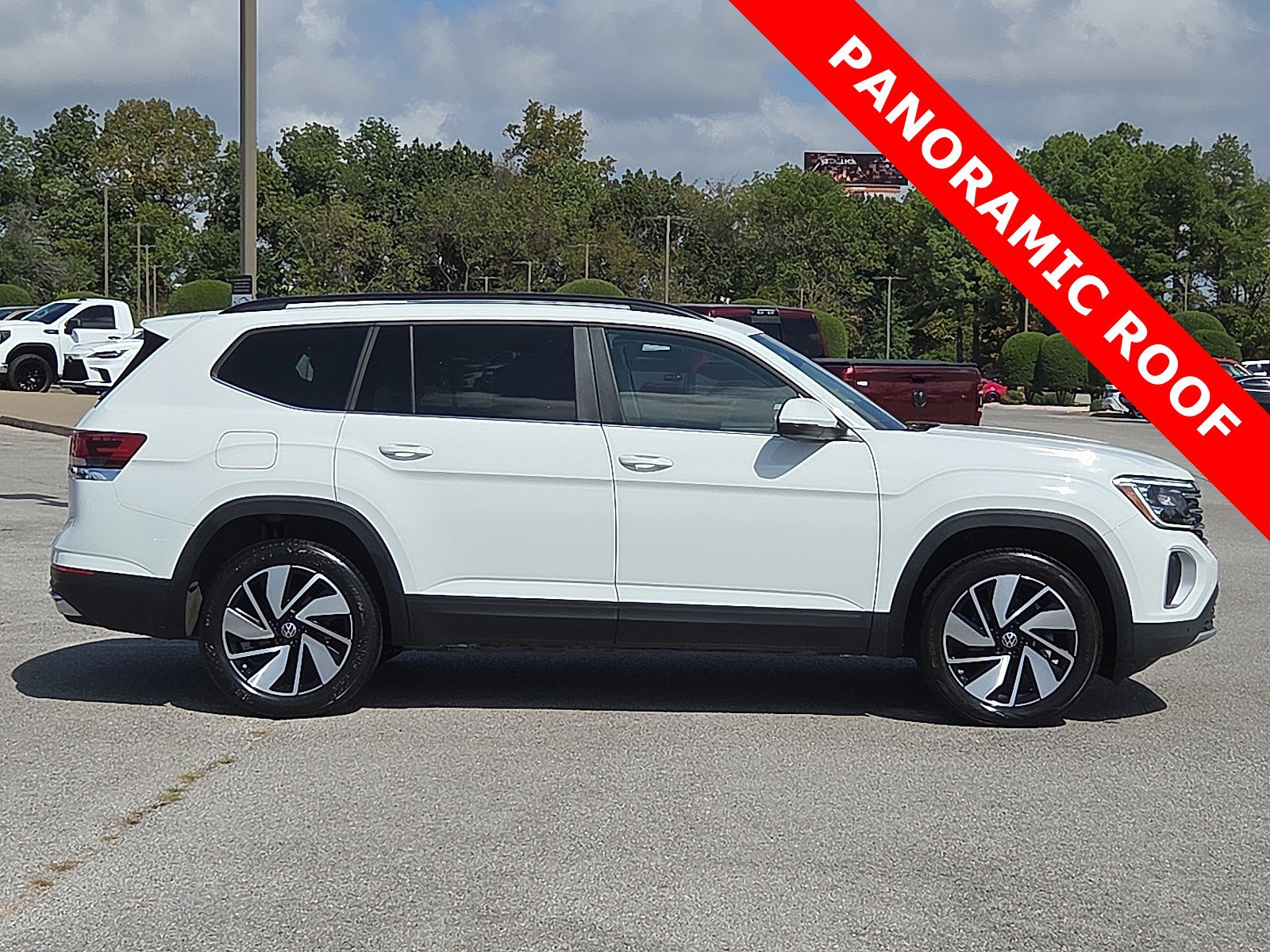 Used 2024 Volkswagen Atlas SE w/ Panoramic Sunroof Package FWD image 6