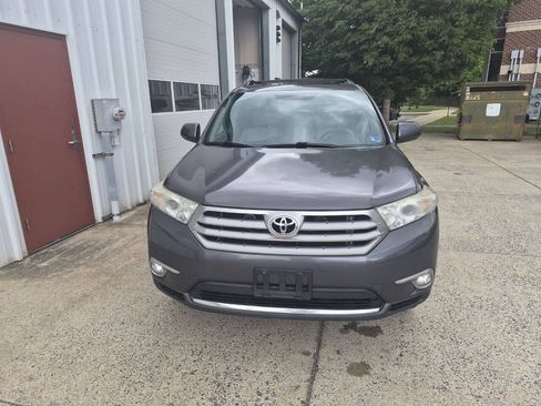 Used 2011 Toyota Highlander SE w/ Tow Pkg AWD/4WD image 2
