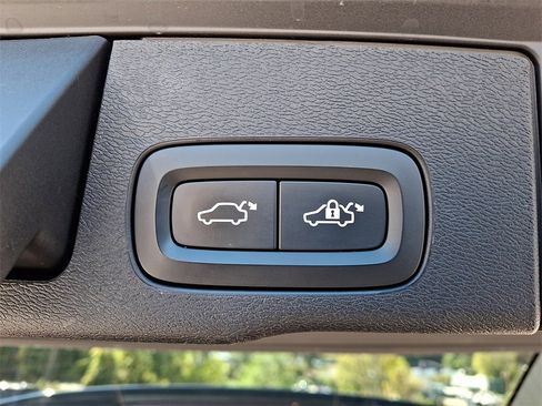 Used 2019 Volvo XC60 T6 Momentum w/ Premium Package image 28