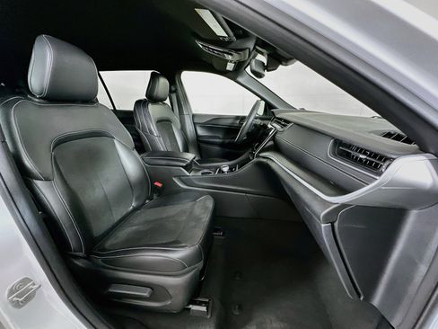 Used 2024 Jeep Grand Cherokee L Laredo AWD/4WD image 32