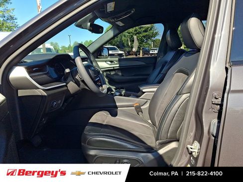 Used 2024 Jeep Grand Cherokee Altitude AWD/4WD image 16