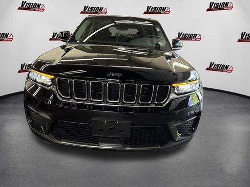 Used 2023 Jeep Grand Cherokee Laredo AWD/4WD image 2