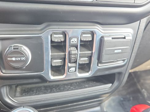 Used 2022 Jeep Wrangler Unlimited Sahara w/ LED Lighting Group AWD/4WD image 29