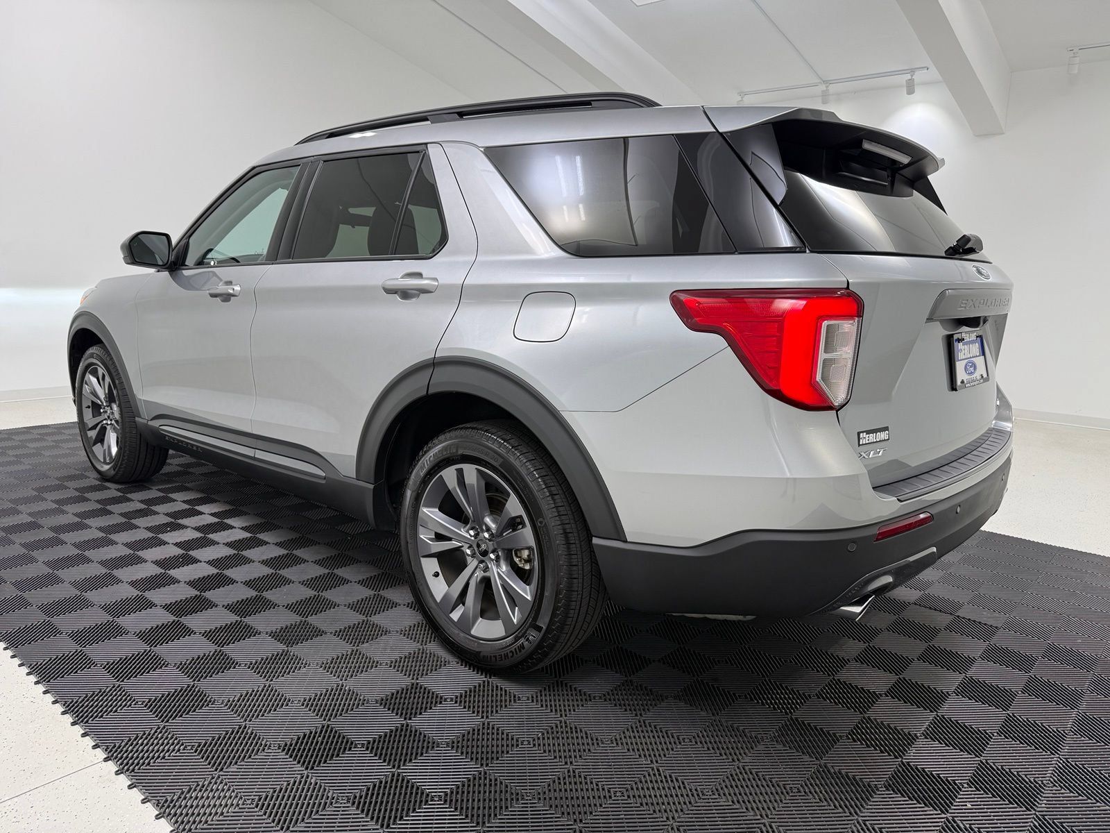 Used 2024 Ford Explorer XLT w/ Equipment Group 202A AWD/4WD image 5