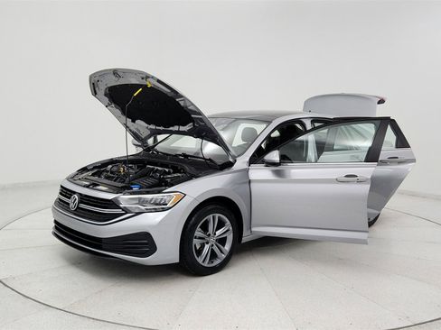 Used 2024 Volkswagen Jetta SE FWD image 9