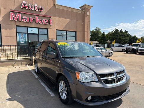 Used 2020 Dodge Grand Caravan SXT FWD image 3