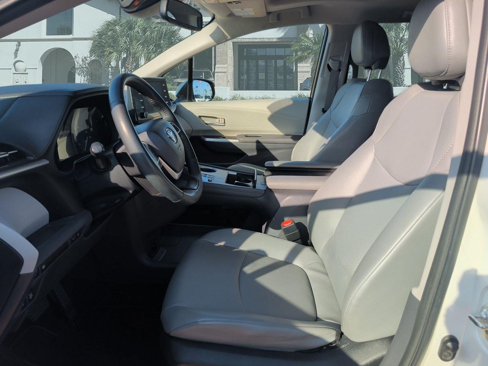 Used 2023 Toyota Sienna XLE FWD image 11