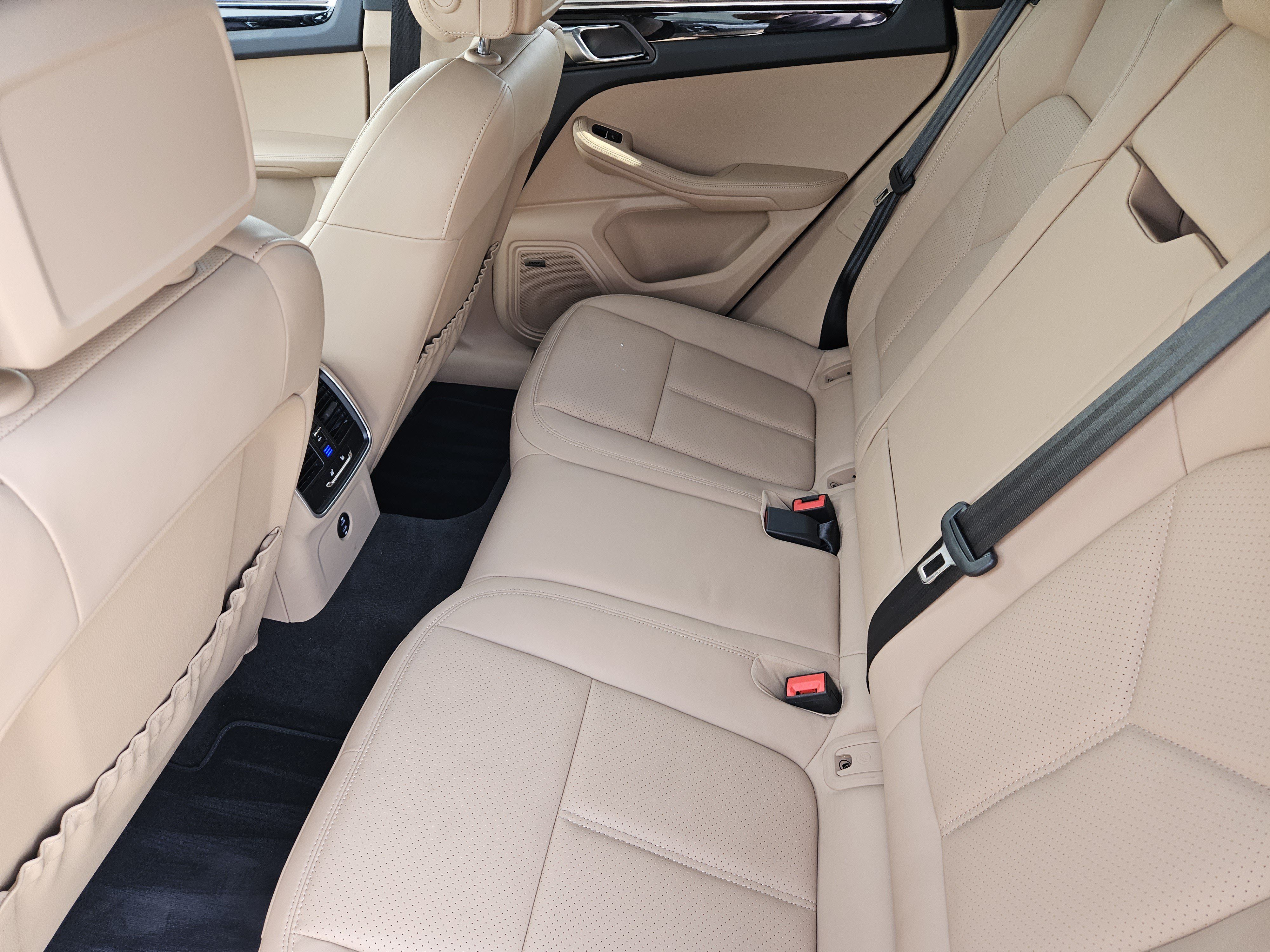 Certified 2026 Porsche Macan AWD/4WD image 28