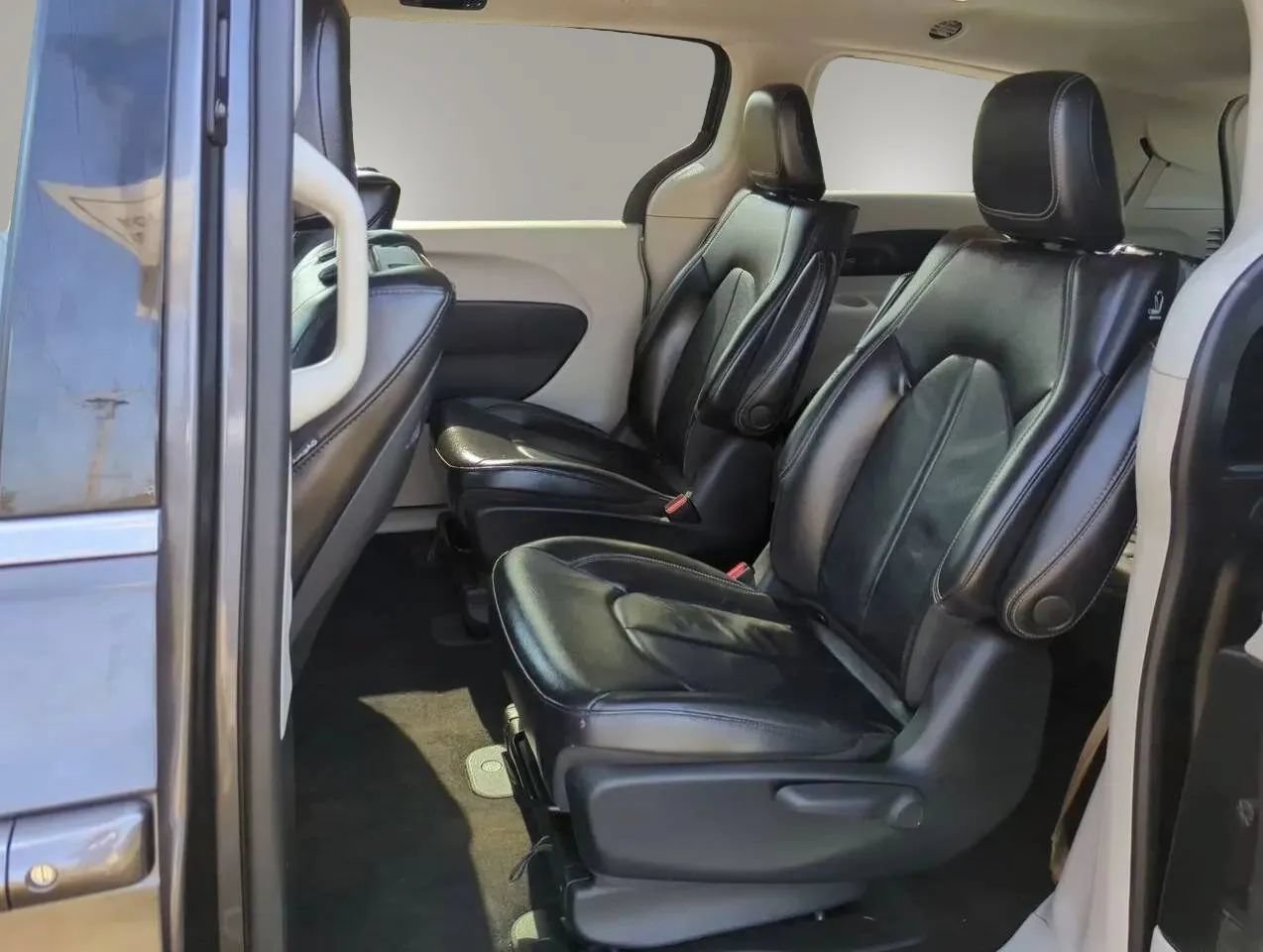 Used 2022 Chrysler Pacifica Touring-L w/ Uconnect Theater Family Group FWD image 23