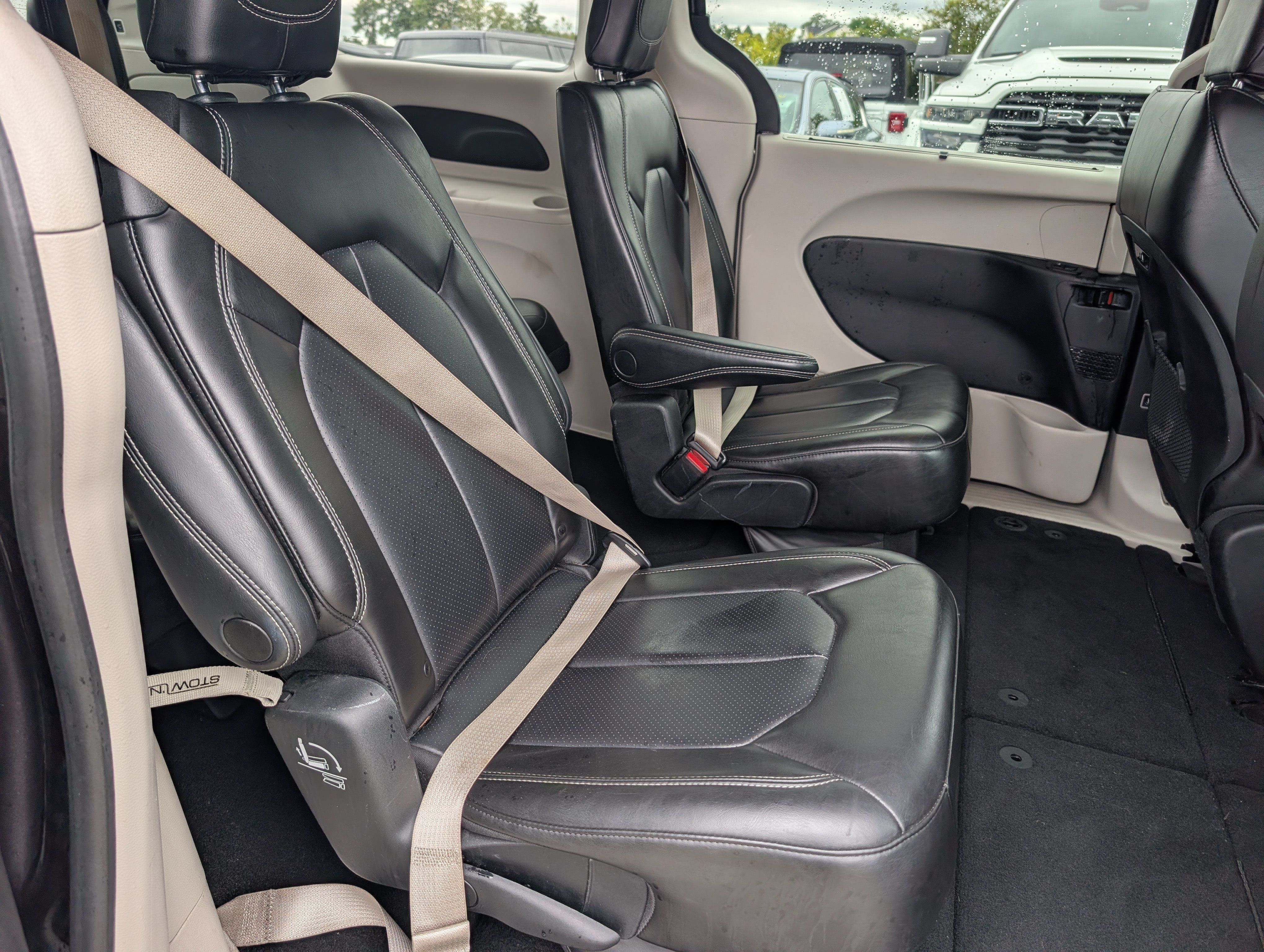 Used 2023 Chrysler Pacifica Touring-L FWD image 11