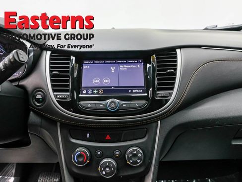 Used 2020 Chevrolet Trax LT w/ LT Convenience Package image 12