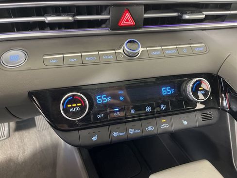 Used 2025 Hyundai Elantra SEL image 31