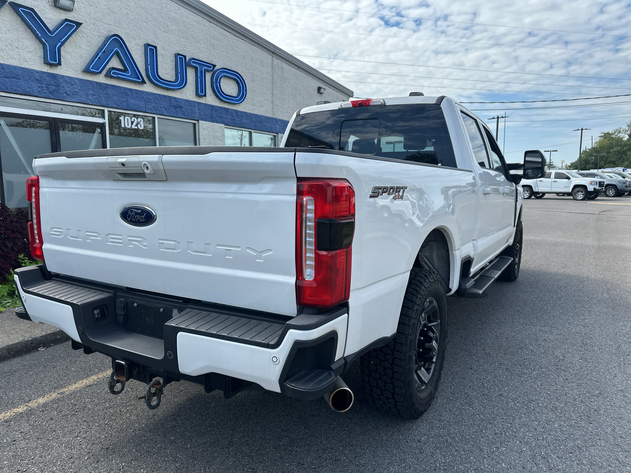 Used 2023 Ford F250 Lariat w/ Sport Appearance Package AWD/4WD image 4
