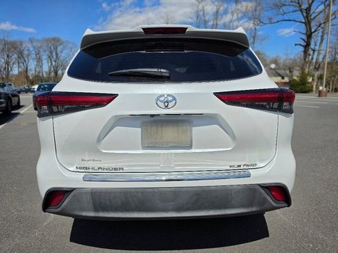 Used 2023 Toyota Highlander XLE AWD/4WD image 6
