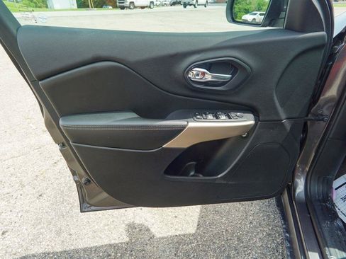 Used 2018 Jeep Cherokee Limited AWD/4WD image 18