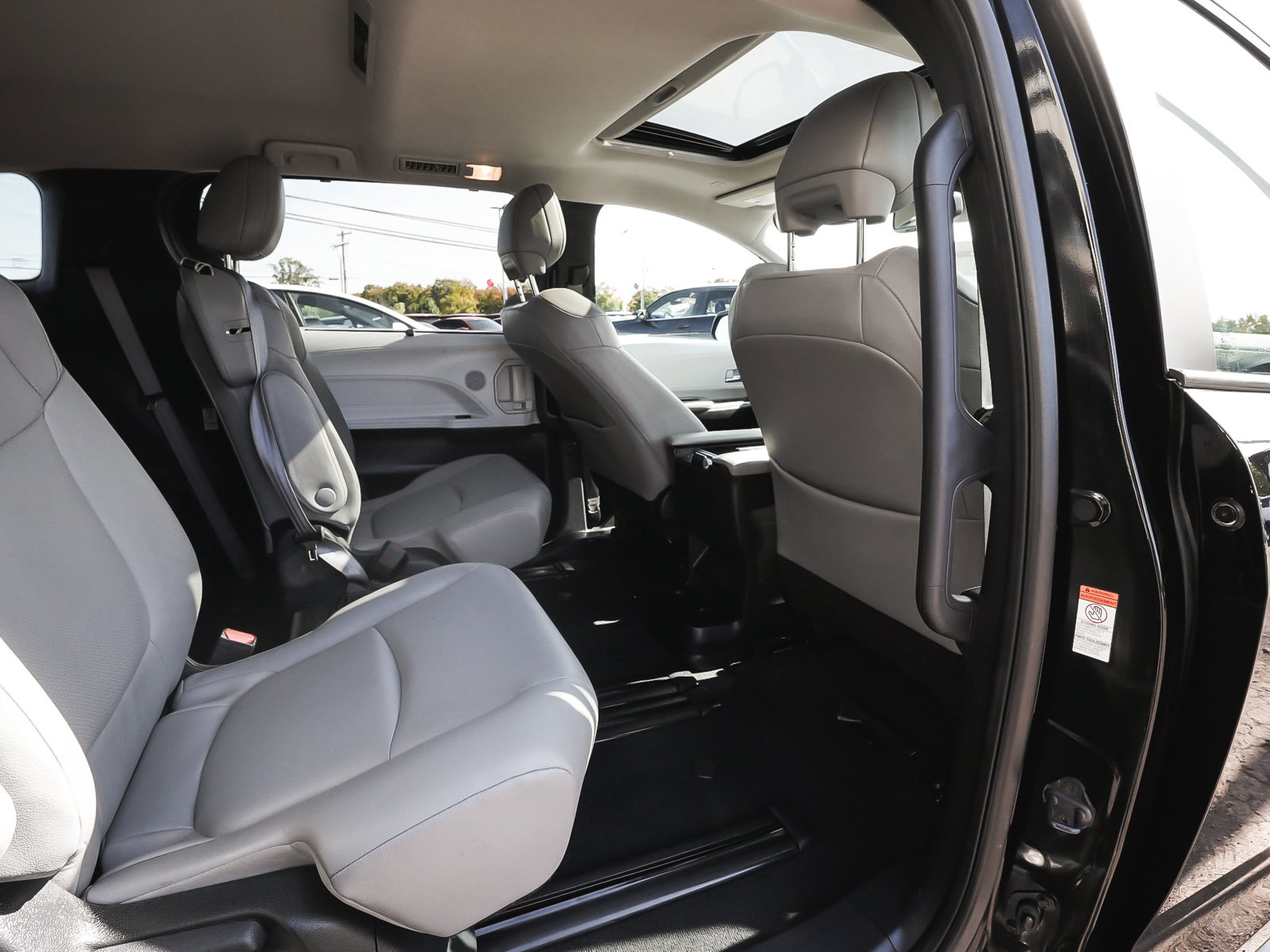 Used 2025 Toyota Sienna XLE FWD image 38
