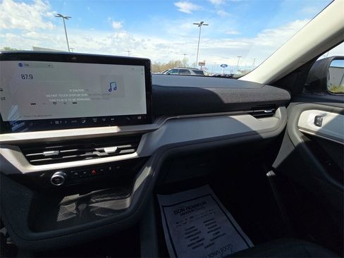 Used 2025 Ford Explorer Active w/ Active Comfort Package image 11