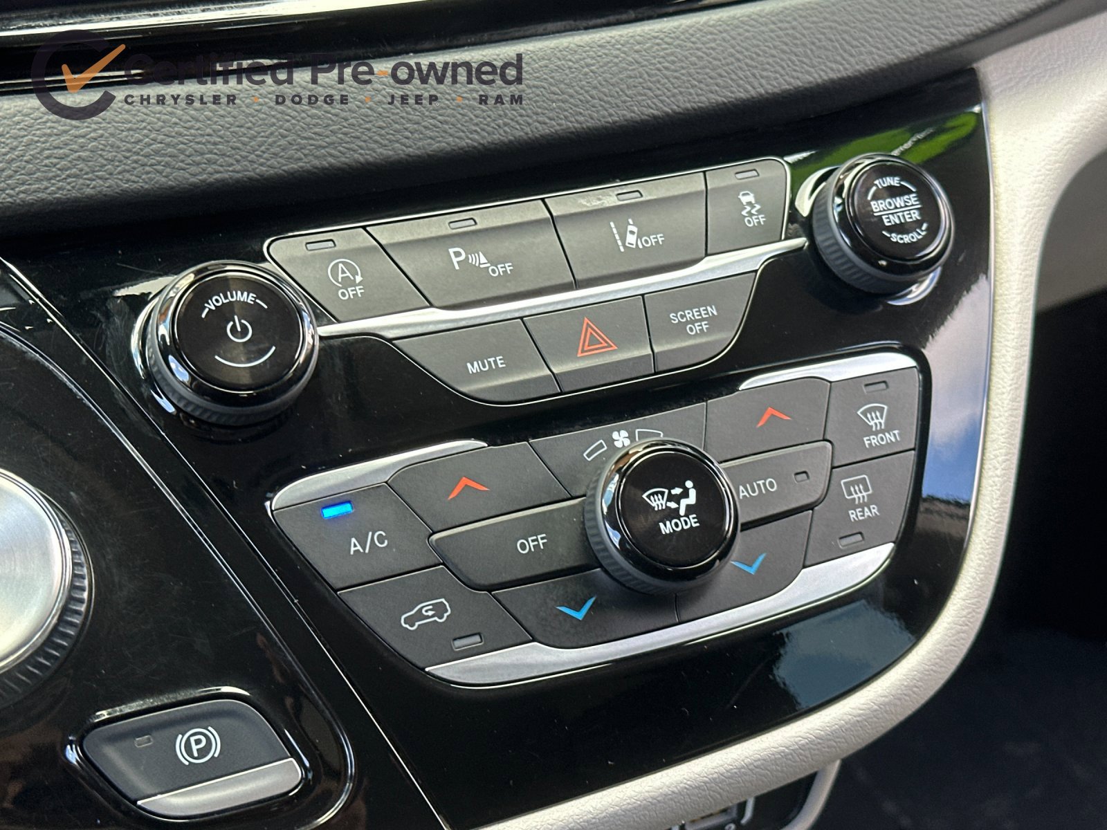 Used 2024 Chrysler Pacifica Touring-L FWD image 22