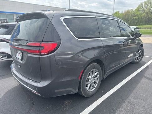 Used 2021 Chrysler Pacifica Touring w/ Cold Weather Group FWD image 4