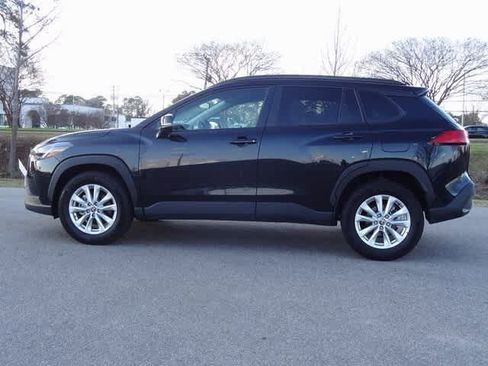 Used 2025 Toyota Corolla Cross LE image 2