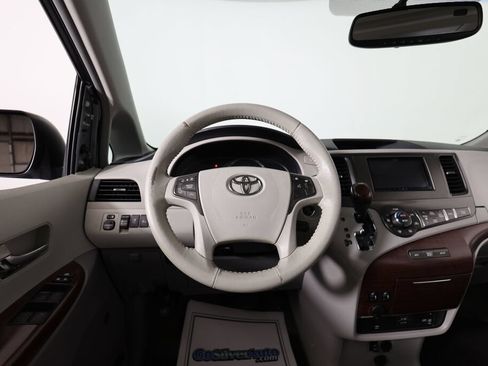 Used 2014 Toyota Sienna XLE w/ XLE Premium Package FWD image 28
