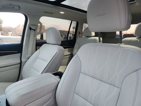 Used 2025 Buick Enclave Avenir image 2