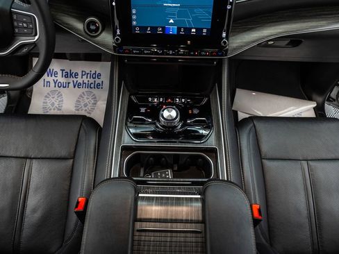 Used 2024 Jeep Wagoneer Series III AWD/4WD image 30