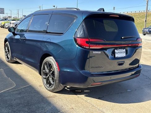 Used 2024 Chrysler Pacifica Touring-L w/ S Appearance Package image 9