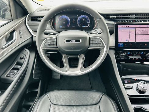 Used 2023 Jeep Grand Cherokee L Limited w/ Luxury Tech Group II image 19